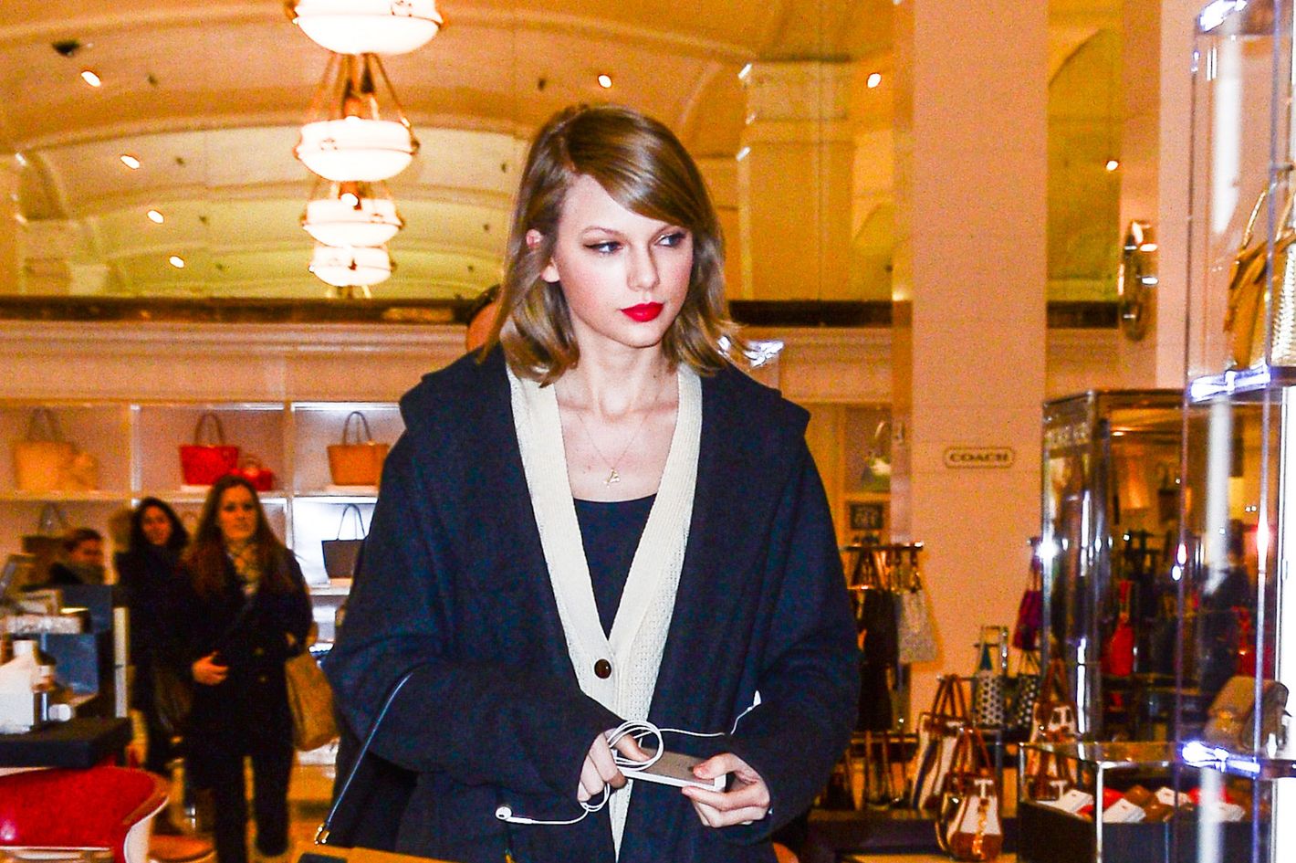 Taylor Swift Fulfills the Lord & Taylor Pun, Without Lorde