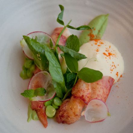 龙虾配豌豆和鸡蛋萝卜。