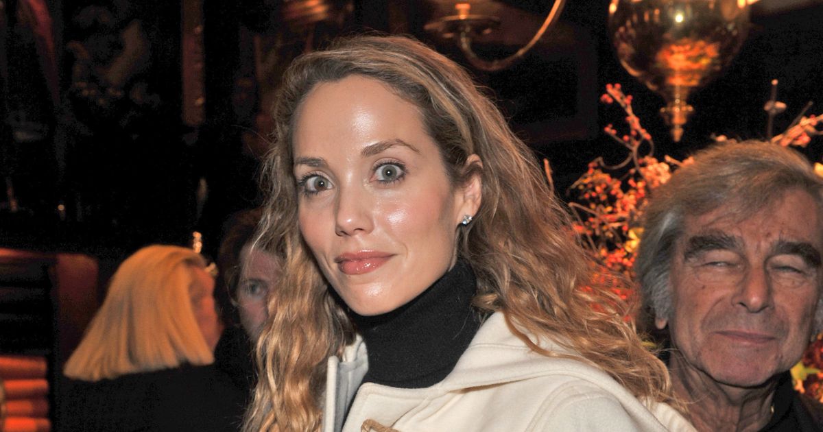 Elizabeth Berkley Has a Lot of Advice for Teenage Girls