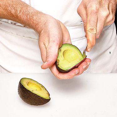 4.用勺子舀出鳄梨。