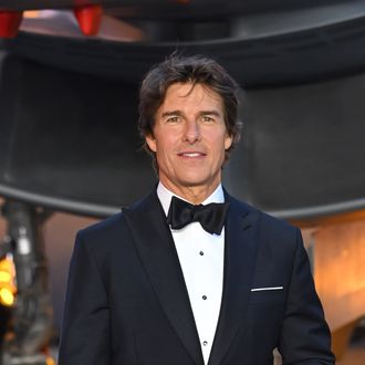 Glenn Powell Reveals Bizarre Advice Tom Cruise Gave Him For Top Gun