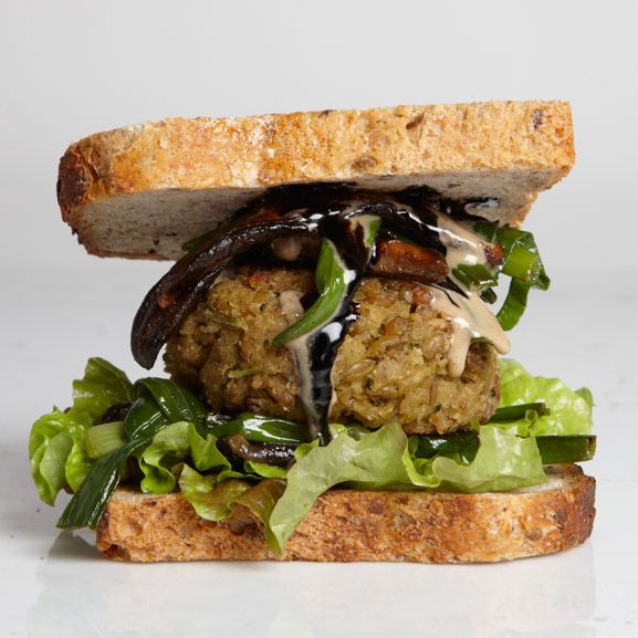 沙拉三明治汉堡配香菇、葱花和芝麻酱。