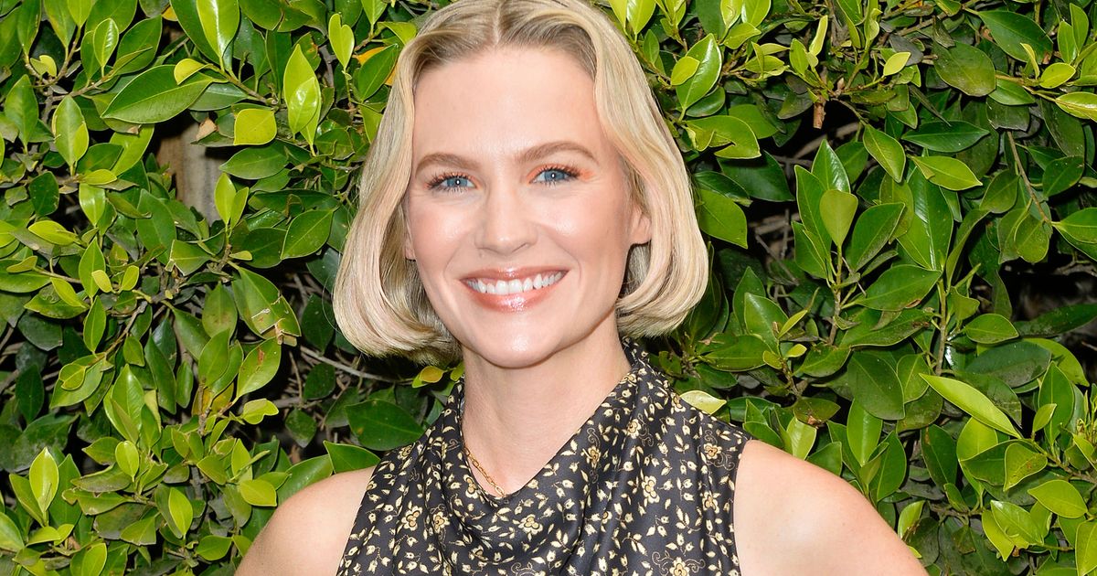 詹紐瑞瓊斯 (January Jones) 目前正在玩她的詹紐瑞瓊斯 (January Jones) 娃娃