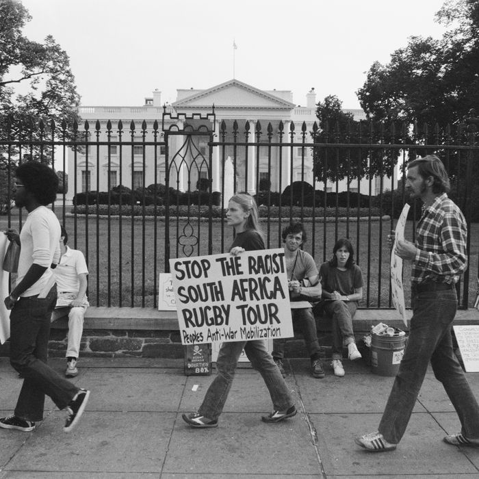 Outside the White House, an anti-apartheid demonstrator carries a placard protesting against the US tour by South African rugby team, the Springboks, Washington DC, 1st September 1981. (Photo by Jonathan C. Katzenellenbogen/Getty Images)