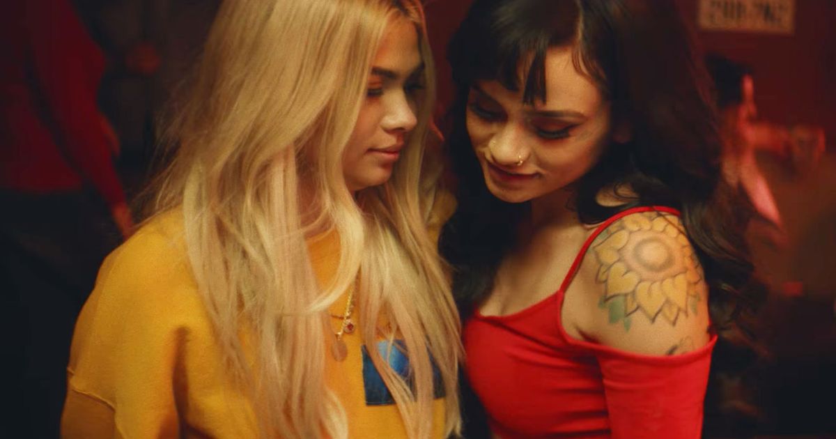 Hayley Kiyoko 和 Kehlani 的“我需要什麼”視頻正是 #20GayTeen 所需要的