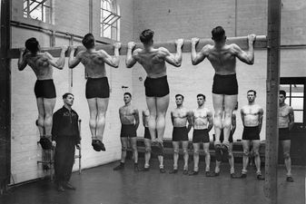 Pupils of the "School of Physical Training" in Aldershot beeing trained for the army, Photograph, Around 1930