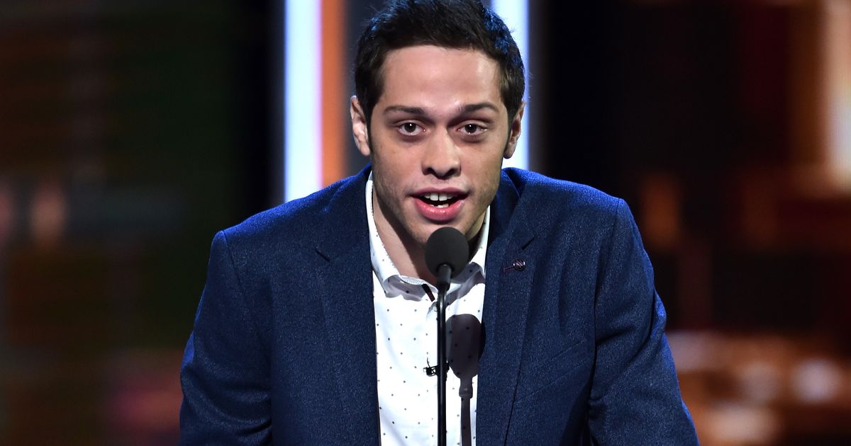 皮特戴維森 (Pete Davidson) 在除夕夜重返單口喜劇表演，阿麗亞娜 (Ariana) 和路易斯CK (Louis CK) 交談