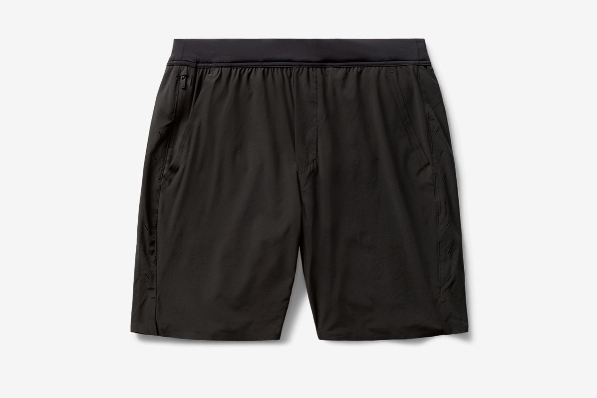 black athletic shorts without pockets