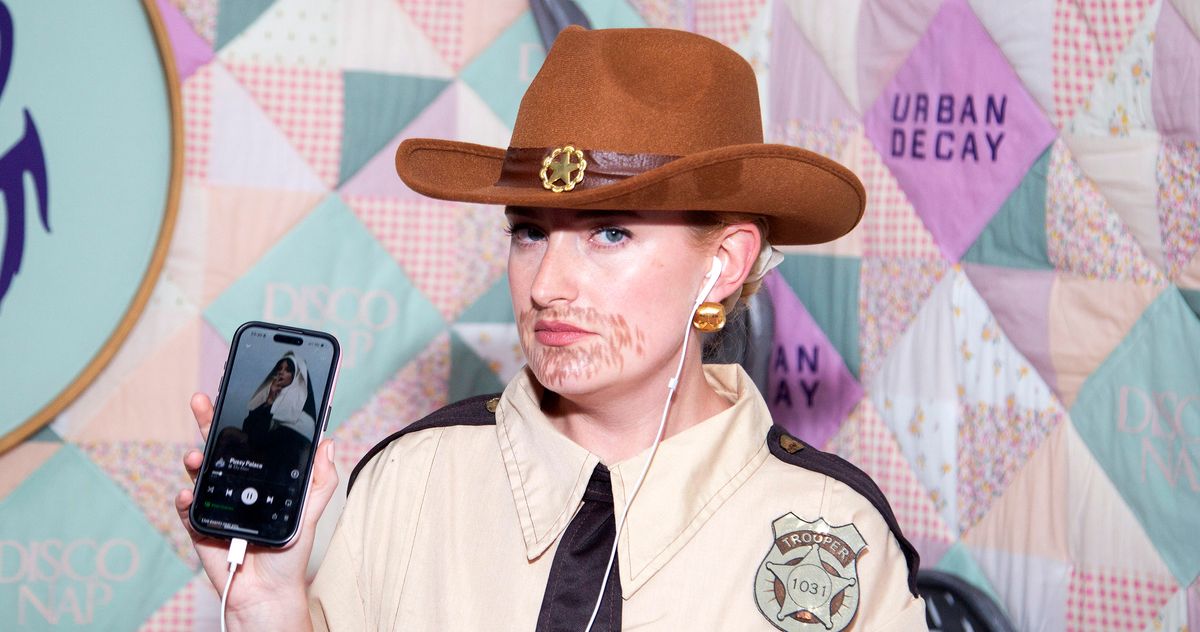 Amelia Dimoldenberg Went As Divorce Drama for Halloween