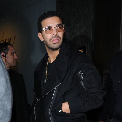 Drake needs an entourage to protect him from Amanda Bynes.