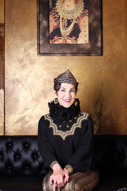 Salamon是一名造型师(你可能从Lanvin的广告宣传中认识她)，她每周会来酒吧几次，与顾客打招呼。在这张照片中，她(娜塔莉·波特曼饰演)身穿一件她在以色列买的衬衫，上面饰有也门刺绣;一对维多利亚时代的皱领;黑金相间的裤子是她的裁缝做的;一顶三十年代的Lilly Dache帽子;以及19世纪初左右的莫卧儿印第安人耳环。