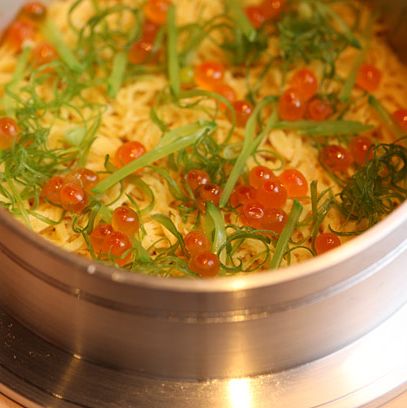 Chirashi Meshi：黄油藏红花米饭，剃光的日本覆盖物，北海道扇贝，鲑鱼玫瑰，雪豌豆。