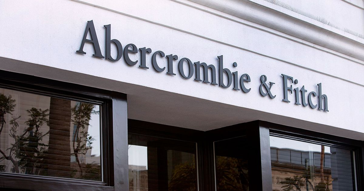 Large Abercrombie And Fitch Employees Forced To Wear Men S Clothing