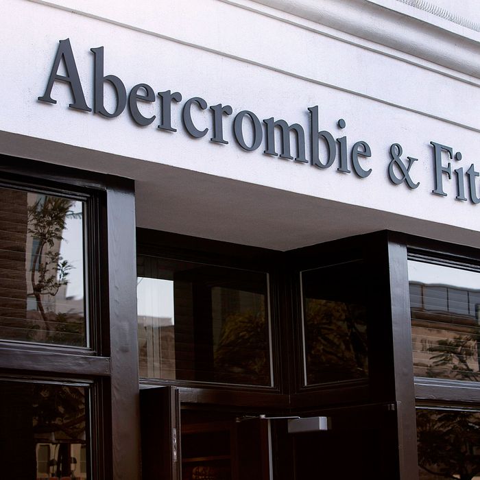 Large Abercrombie And Fitch Employees Forced To Wear Men S Clothing