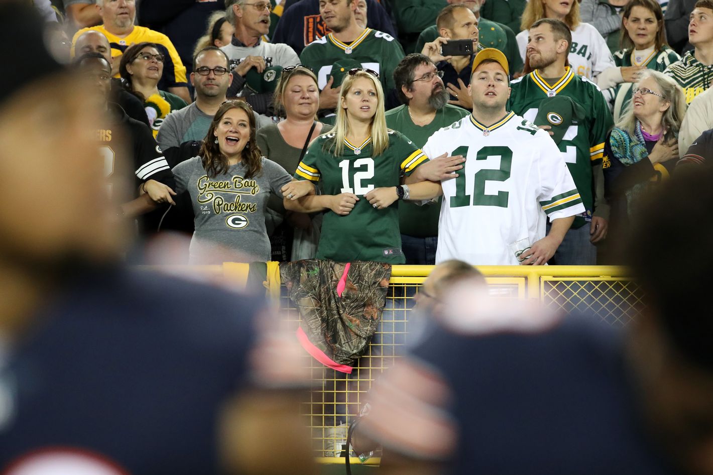 Packers and Bears stand, link arms before NFL game