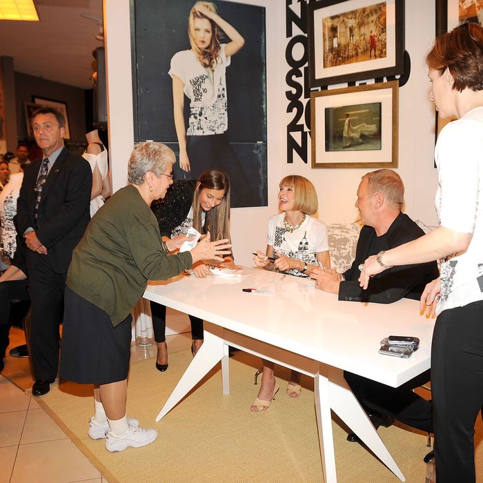 Anna Wintour signing tees in Queens on the first FNO. Memories!