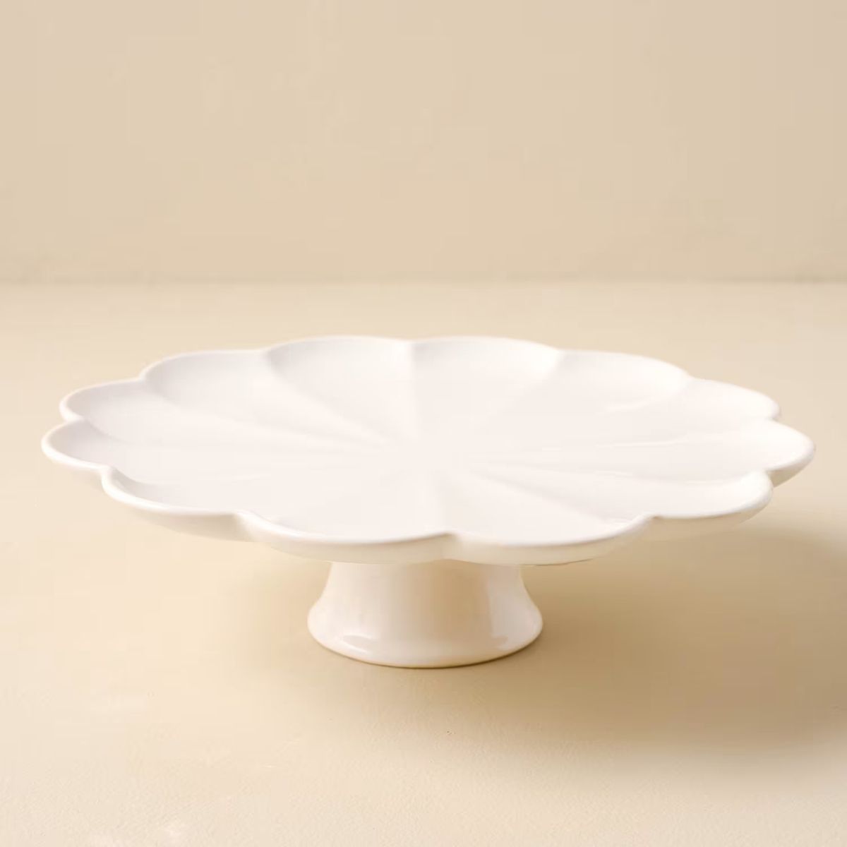 Magnolia Cream Scalloped Cake Stand