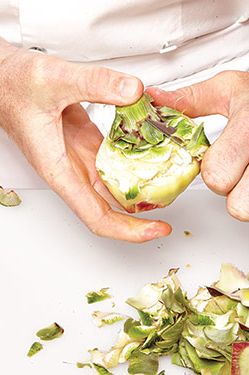 3.用削皮刀削去茎上所有的绿色。