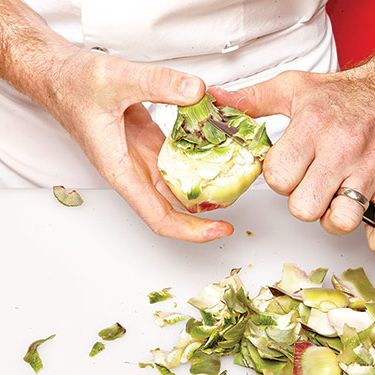 3.用削皮刀削去茎上所有的绿色。