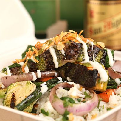 茉莉花米饭配烤鱼配柠檬泰式罗勒醋汁，辣椒酸奶，烤时令蔬菜