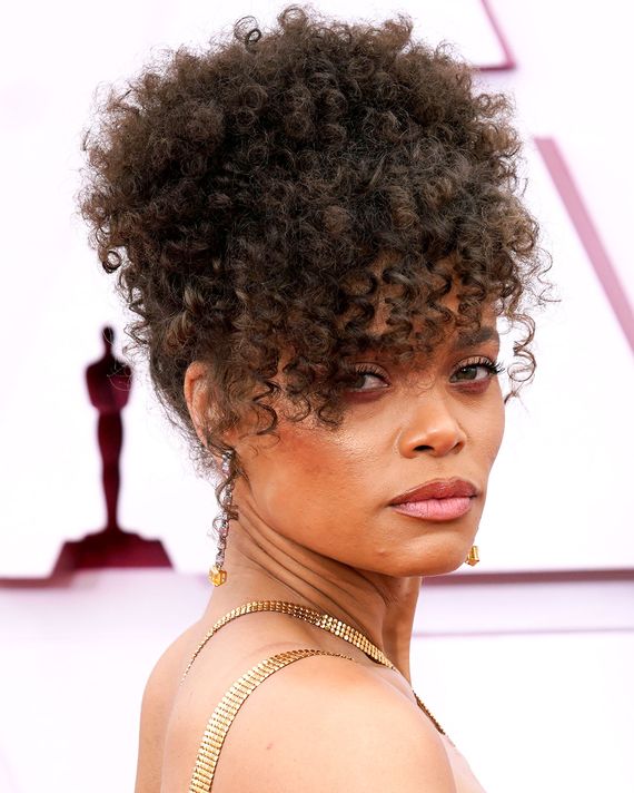 The Best Hair and Makeup Looks at the 2021 Oscars — See Photos