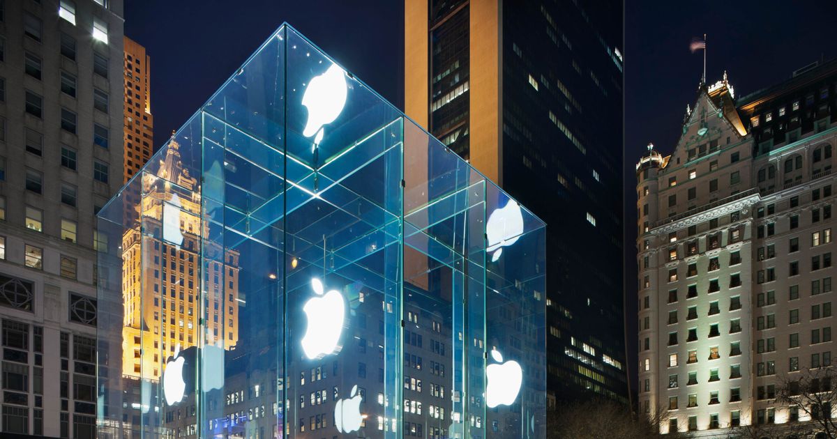 the Cube - Apple Store in fifth avenue and 59th street, by the