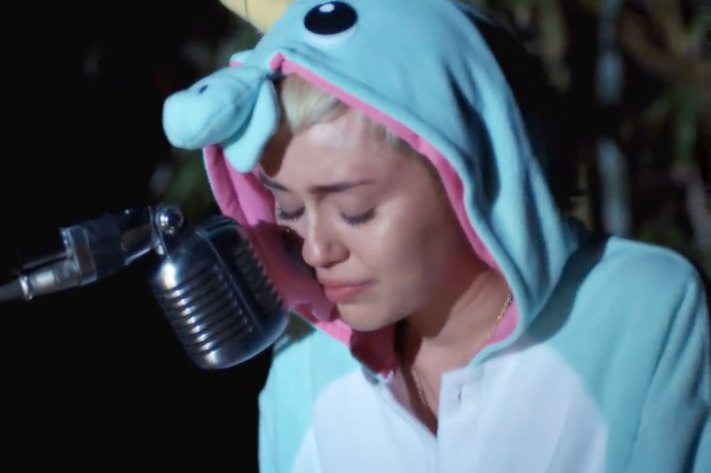 Miley Cyrus Wrote A Song For Her Dead Fish What Have You Done For Your Pet Lately Updated