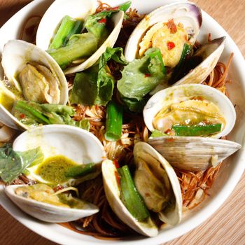 A dish of clams with crisp noodles.