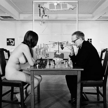 Eve Babitz and Marcel Duchamp at the Pasadena Art Museum, October 18, 1963. 