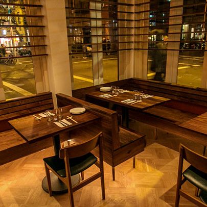 成品木长椅可以眺望西10街和西4街。