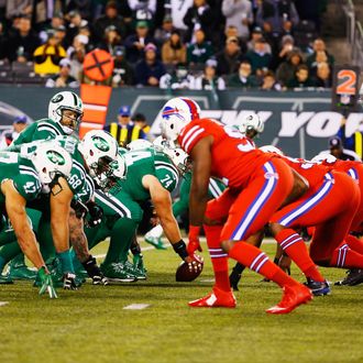 The Uniforms in Last Night's Jets-Bills Game Were a Nightmare for  Color-blind Fans