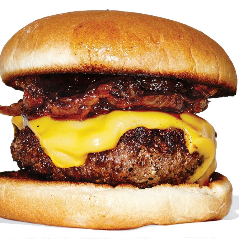 The Brindle Room餐厅的Sebastian 's牛排汉堡，15美元。也不是厨房里放在烤肉饼上的超脆的饼皮。这是大厨杰里米·斯派特(Jeremy Spector)被人模仿的决定，他像希腊餐馆的油炸厨师一样对待这种优质蛋白质，用美式奶酪和焦糖洋葱裹住它，然后把它放在软塌塌的商业面包上。