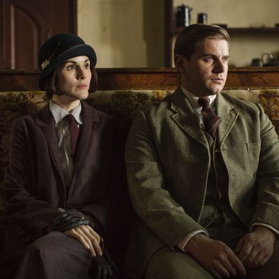 Downton AbbeyPart Five- Sunday, January 31, 2016 at 9pm ET on MASTERPIECE on PBSThomas makes Andy a generous offer. Spratt rescues Denker. A powerful politician comesto dinner. Robert upsets the family. Mary gets suspicious. Shown from left to right: Michelle Dockery as Lady Mary and Allen Leech as Tom Branson (C) Nick Briggs/Carnival Film & Television Limited 2015 for MASTERPIECE This image may be used only in the direct promotion of MASTERPIECE CLASSIC. No other rights are granted. All rights are reserved. Editorial use only. USE ON THIRD PARTY SITES SUCH AS FACEBOOK AND TWITTER IS NOT ALLOWED.
