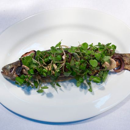 豆瓣菜，焦红洋葱和腌蘑菇