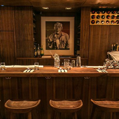 帕特·森田(Pat Morita)扮演宫城先生(Miyagi)在放哨。