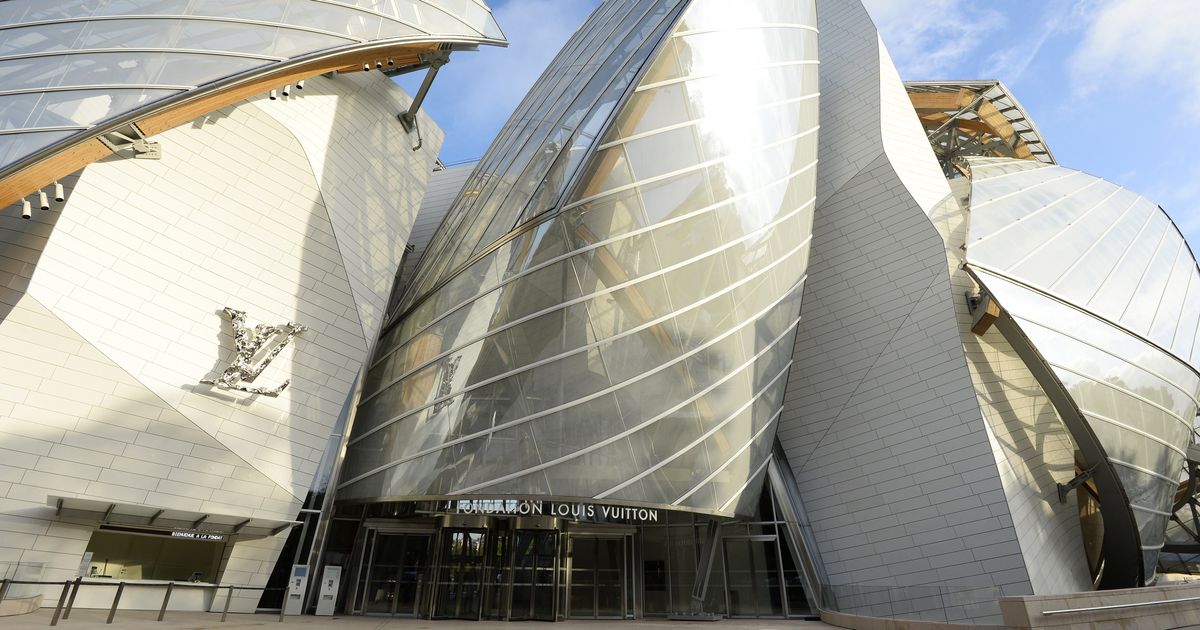 Gehry's Louis Vuitton Art Museum Sails Onto Paris Skyline