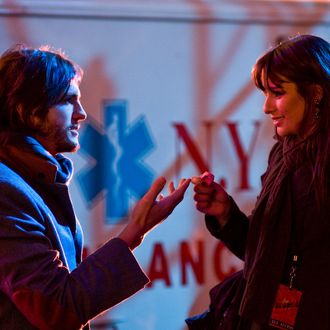(L-r) ASHTON KUTCHER as Randy and LEA MICHELE as Elise in New Line Cinema’s romantic comedy “NEW YEAR’S EVE,” a Warner Bros. Pictures release.Photo by Andrew Schwartz