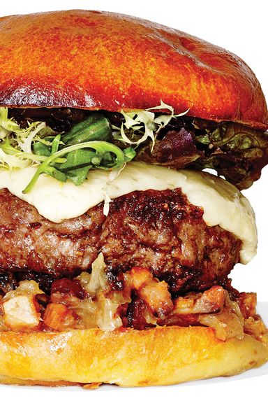 教堂街酒馆(Church Street Tavern)的酒馆汉堡(Tavern Burger)，售价19美元(约合人民币557元)。牛肉心的加入让这款家产干式陈酿汉堡和其他任何一款一样丰富而时髦，米内塔也不例外。加上美味的切达干酪，培根洋葱调味料，还有一个奶油蛋卷面包，里面有足够的压扁，足以满足马丁的顾客。