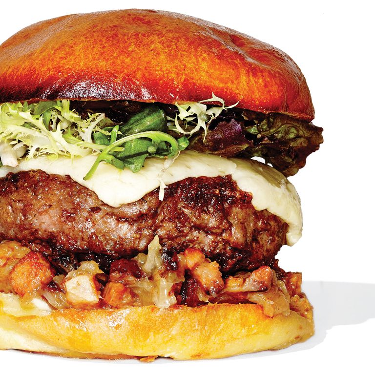 教堂街酒馆(Church Street Tavern)的酒馆汉堡(Tavern Burger)，售价19美元(约合人民币557元)。牛肉心的加入让这款家产干式陈酿汉堡和其他任何一款一样丰富而时髦，米内塔也不例外。加上美味的切达干酪，培根洋葱调味料，还有一个奶油蛋卷面包，里面有足够的压扁，足以满足马丁的顾客。