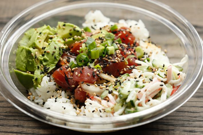 Hawaii Style over white rice: ahi tuna, hijiki, scallions, sweet onions, classic sauce.