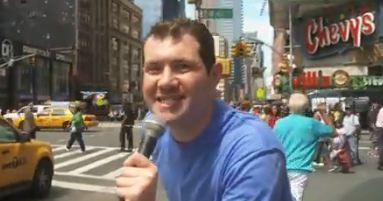 觀看比利·艾希納（Billy Eichner）意識到他正在與拉里（Larry）交談三公司，相應地做出反應