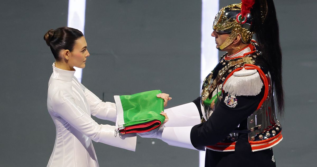 “Leo DiCaprio’s American Girlfriend Stuns at the Olympics!”