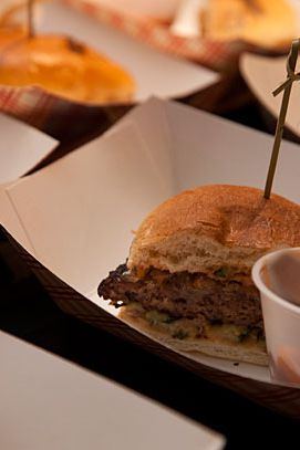 哈里森汉堡:百分之百绞短肋排，切达奶酪，咸菜，炸洋葱和特制酱汁。烤豆和烧焦的豆子。