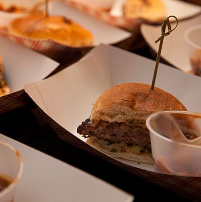 哈里森汉堡:百分之百绞短肋排，切达奶酪，咸菜，炸洋葱和特制酱汁。烤豆和烧焦的豆子。