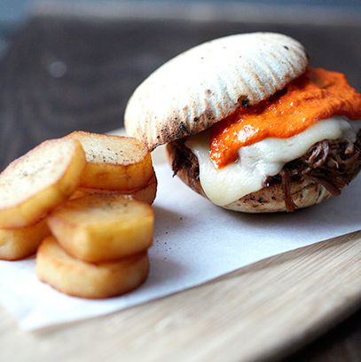 带有切成薄片的羔羊腰部，Manchego奶酪和Piquillo Ali-Oli的Mollete三明治