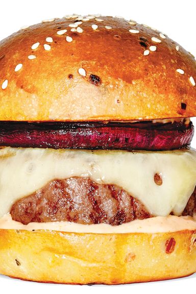 NoMad Bar的NoMad汉堡(售价18美元):一个优雅酒吧的优雅酒吧汉堡:高大而威严，但有快餐汉堡默许的一口，以及额外的脂肪，以骨髓和牛肉板油的形式悄悄混入干式陈酿的混合物中。