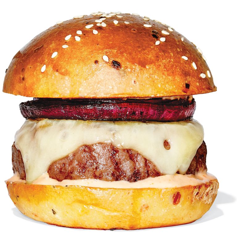 NoMad Bar的NoMad汉堡(售价18美元):一个优雅酒吧的优雅酒吧汉堡:高大而威严，但有快餐汉堡默许的一口，以及额外的脂肪，以骨髓和牛肉板油的形式悄悄混入干式陈酿的混合物中。