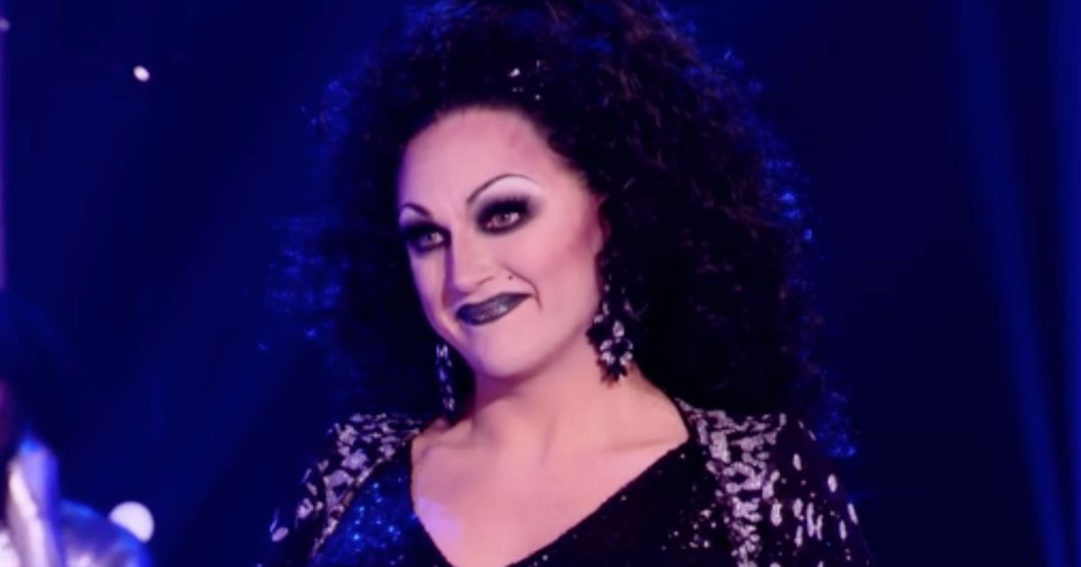 魯保羅變裝皇后秀全明星BenDeLaCreme 剛推出了世紀之謎的臉部裂紋