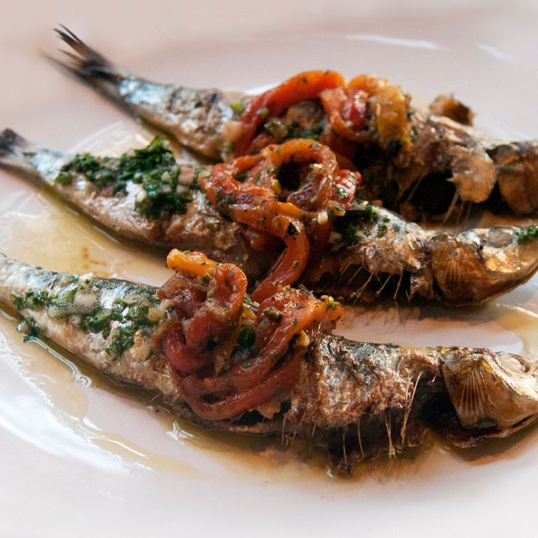 撒丁鱼:烤整条葡萄牙撒丁鱼和泡椒沙拉。