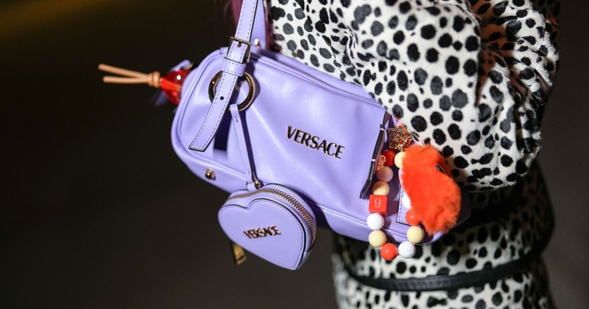 m*n様 最終お値下げ3月8日22時までの価格未使用に近いVERSACE ブラッ 2e8499a91e7f532df7e8e7041b65a7